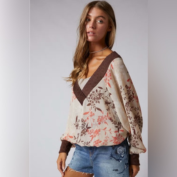 Long Sleeve Batwing V-Neck Blouson Top in Khaki multi - Picture 4 of 6